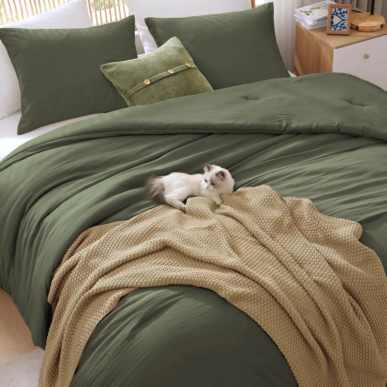 WRENSONGE Olive Green Queen Size Comforter Sets 3 Piece Soft Fluffy Queen Comforter Set (1 Queen Comforter with 2 Pillow Shams) - Green Warm Breathable Bedding Comforter Set Suitable for All Seasons